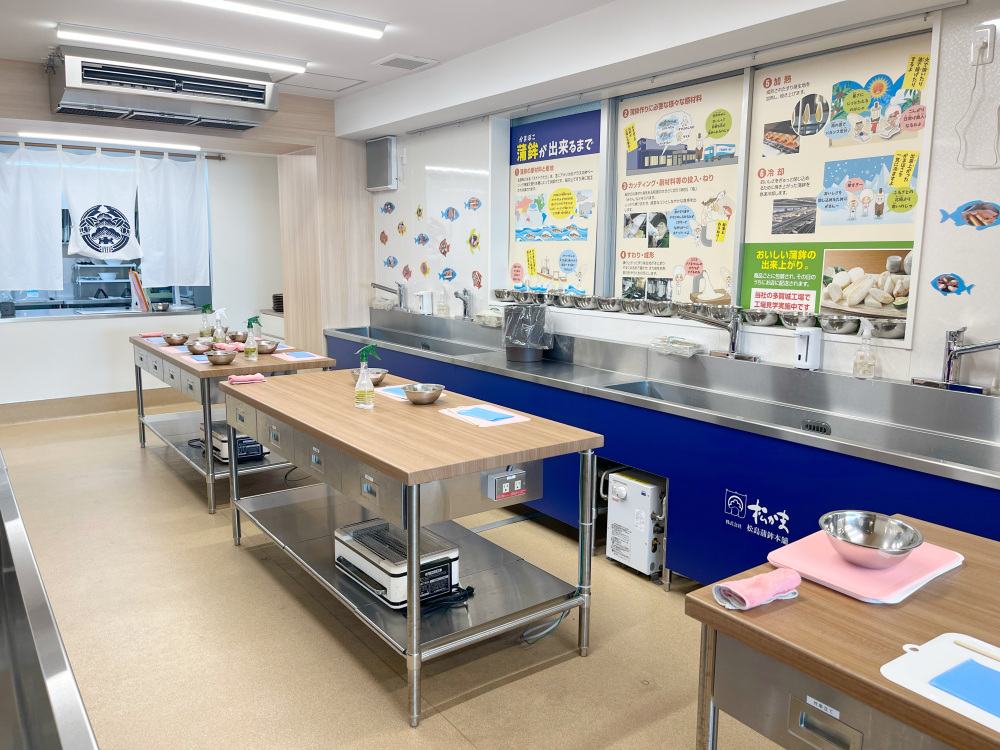 手作り体験スペースには笹かまぼこに関する展示物がいっぱい！学びながら作ることができます。