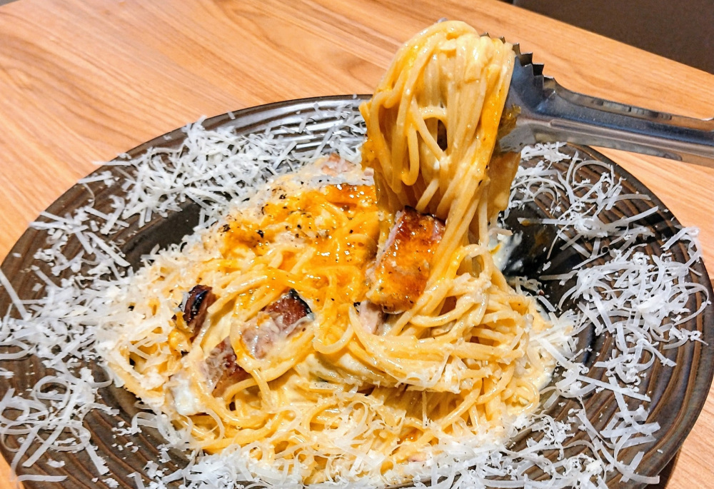 藁焼きベーコンと竹鶏たまごのカルボナーラ（アラカルトメニュー）