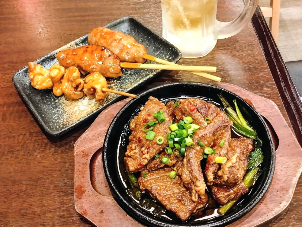 お手頃なやきとんや中華系メニューも