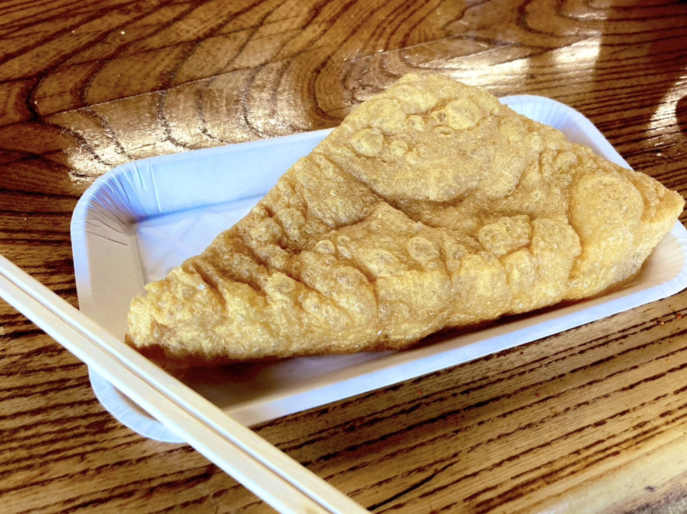 定義山では「三角あぶらあげ」」と呼ばれて、名物になっています！