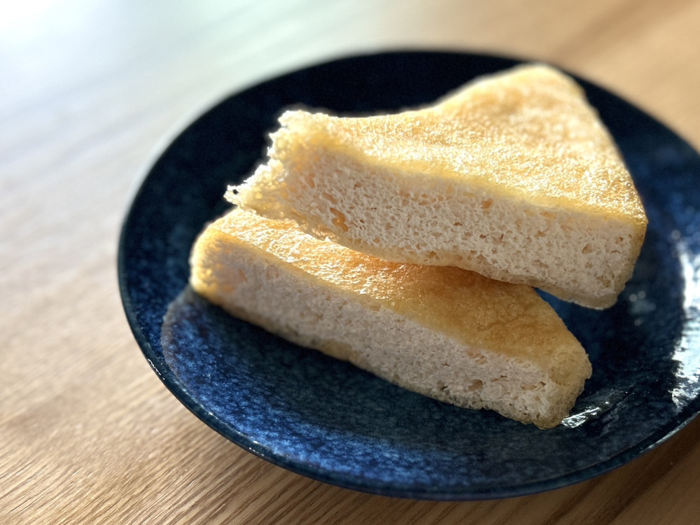 厚さは2cm以上！香ばしいきつね色の表面と、ふわっとやわらかな断面。食感のコントラストが楽しめます。