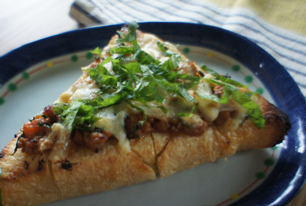 仙台味噌を使った甘辛肉味噌・チーズ・大葉が相性抜群！サクふわな油揚げをピザ生地に見立てた、満足感のある一品です。