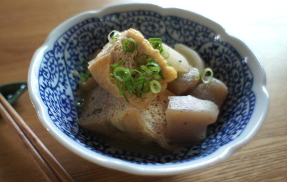 厚みのある三角油揚げに、だしがじゅわっと染み込んだやさしい味わい。素朴ながらも、ほっと落ち着く一品です。