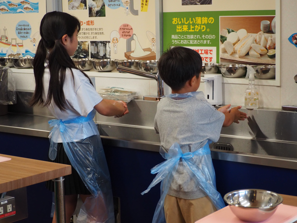 まずはエプロンを装着し手洗いをします。