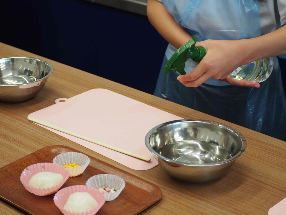 すり身がくっ付かないようにまな板に霧吹きで水をかけます。