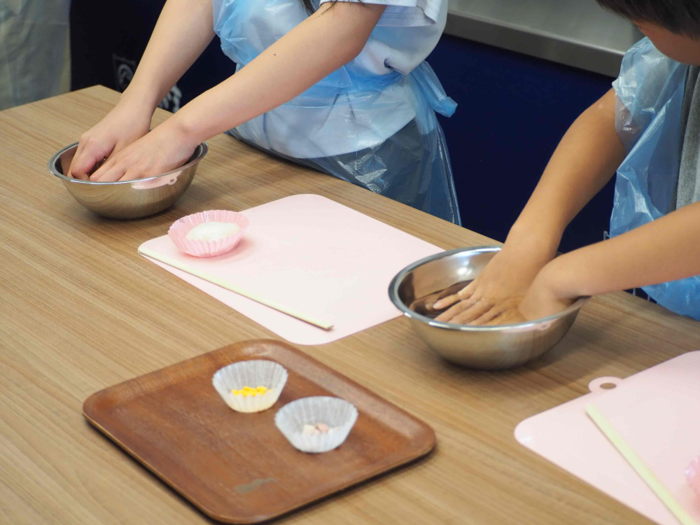 手が温かいとすり身が柔らかくなり形成が難しい！水で手を冷やします。