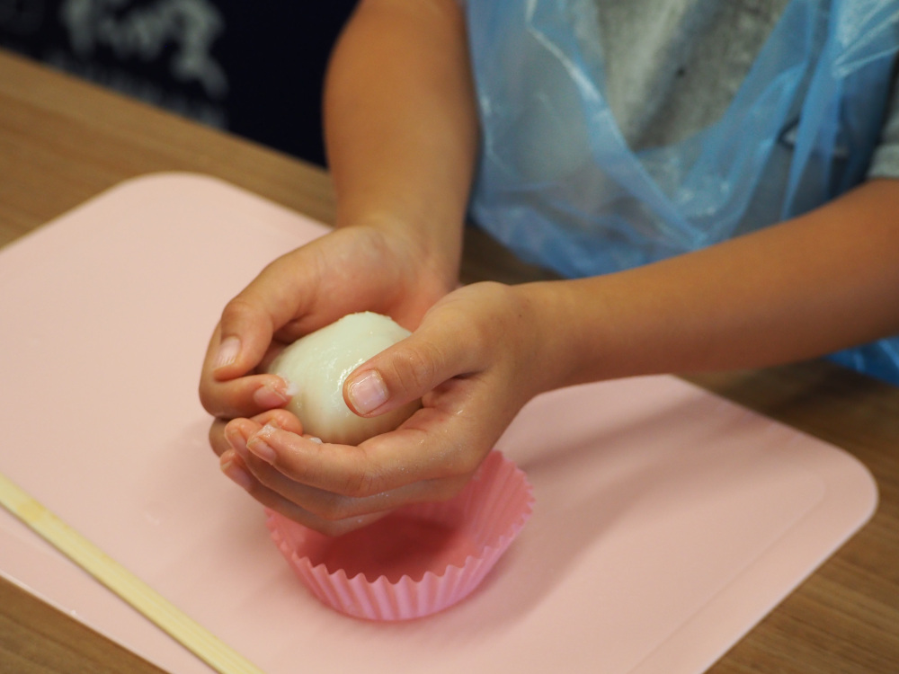 すり身を丸めて形を整えます。表面にヒビがないようにツルツルにするのがポイント！