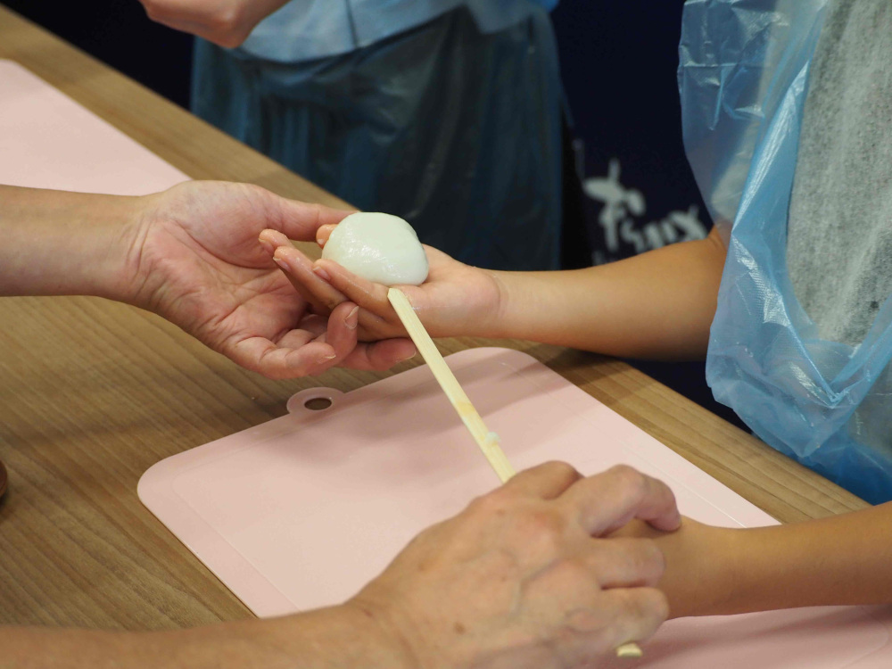 すり身に串をさします。上手くいかなくてもお店の方がサポートしてくれるので心強いです！