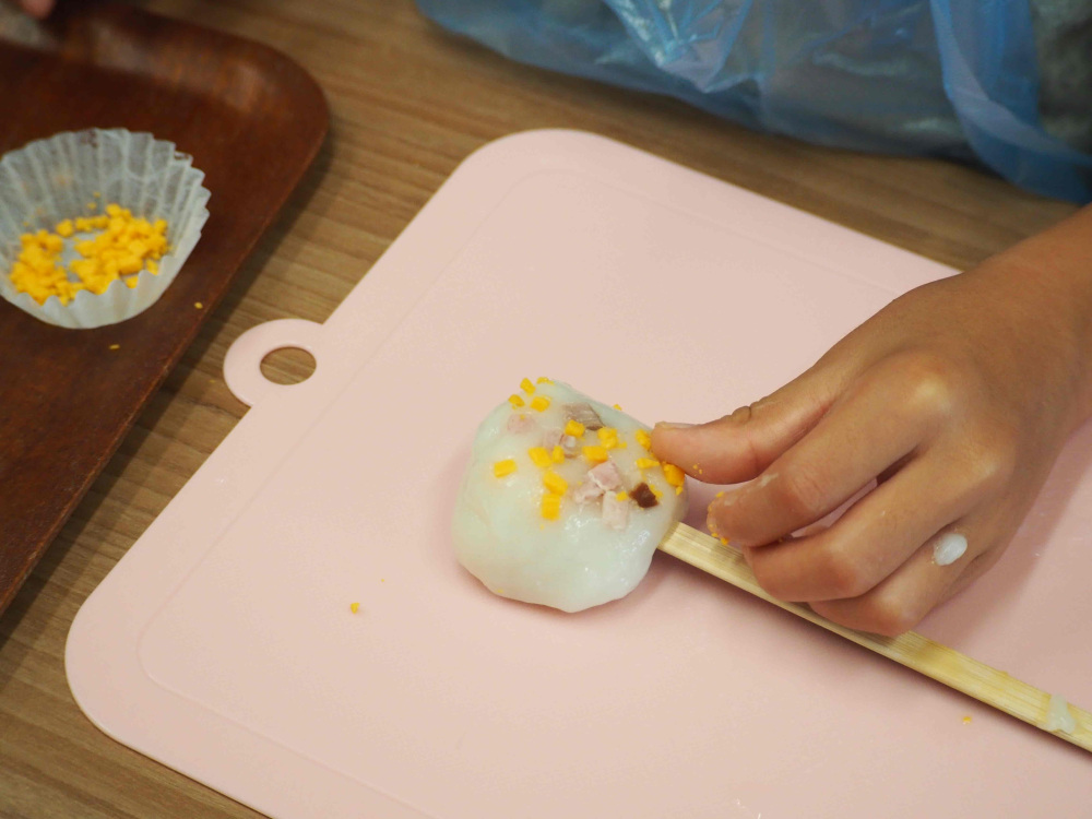 選んだ具材をトッピング！二人ともバランスよく飾り付けていました！