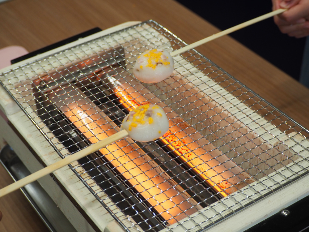 飾り付けをしたらじっくり焼いていきます。網にくっ付かないように慎重に！