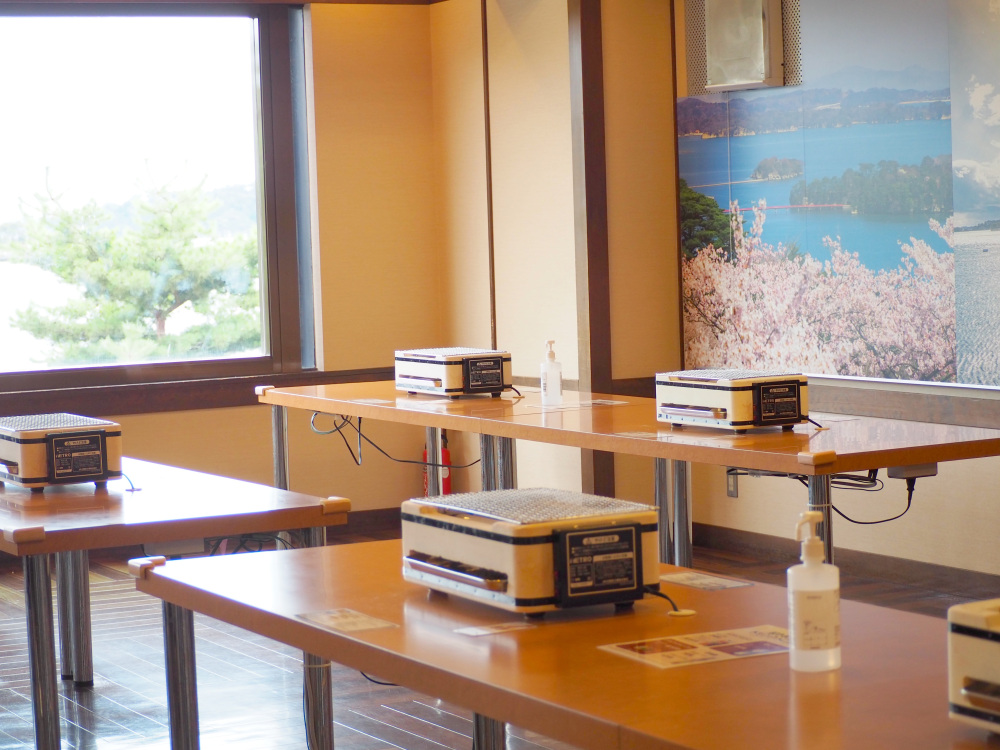 笹かまぼこを受け取ったら網が置いてあるテーブルへ。焼き方をレクチャーしてもらいます。