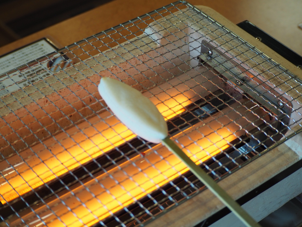 笹かまぼこの表面がぷっくり膨らんでくるまでじっと待ちます。