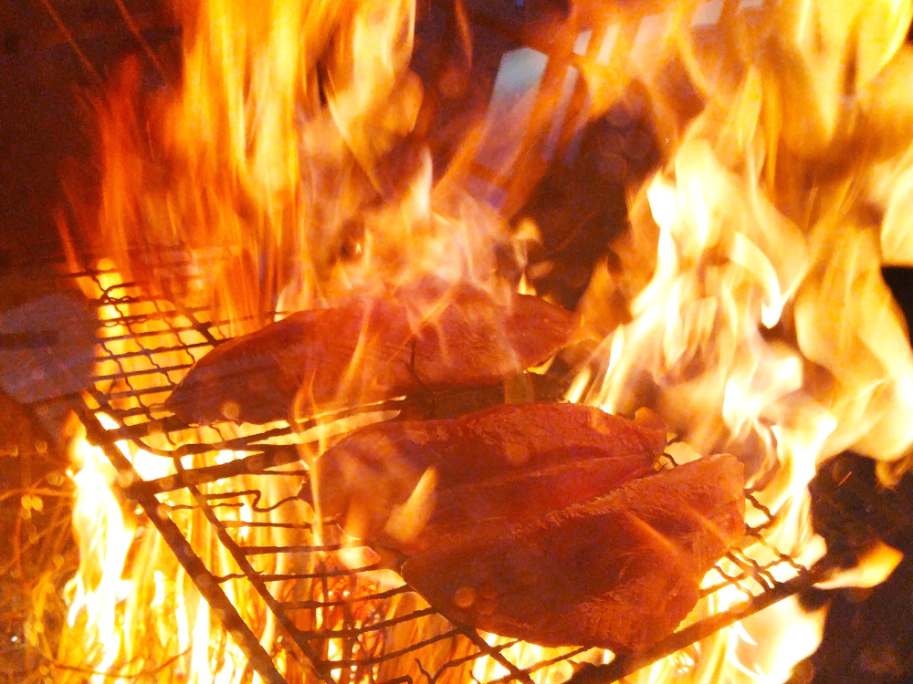 カウンター席から見る豪快な炙りの様子はまるでアトラクション気分