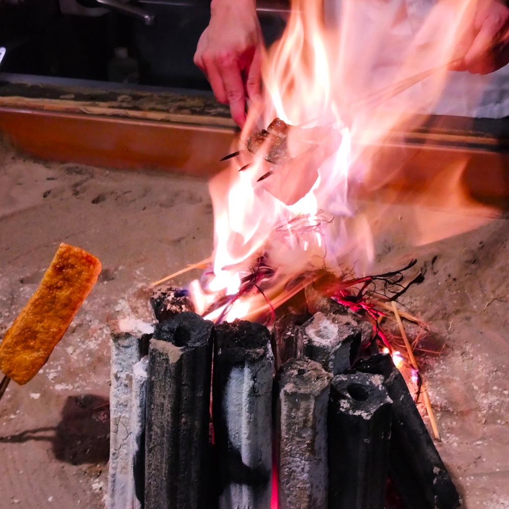 繊細な炙りの技を目だけでなく耳や肌でも感じられるライブ感