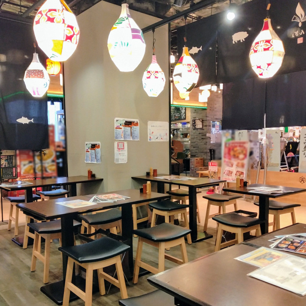 金魚をモチーフにした優しい照明が特徴的な空間