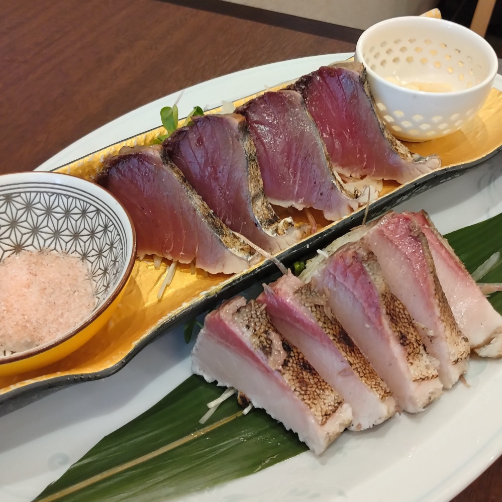 「藁焼き２種盛り」税込1,418円　※取材時の価格