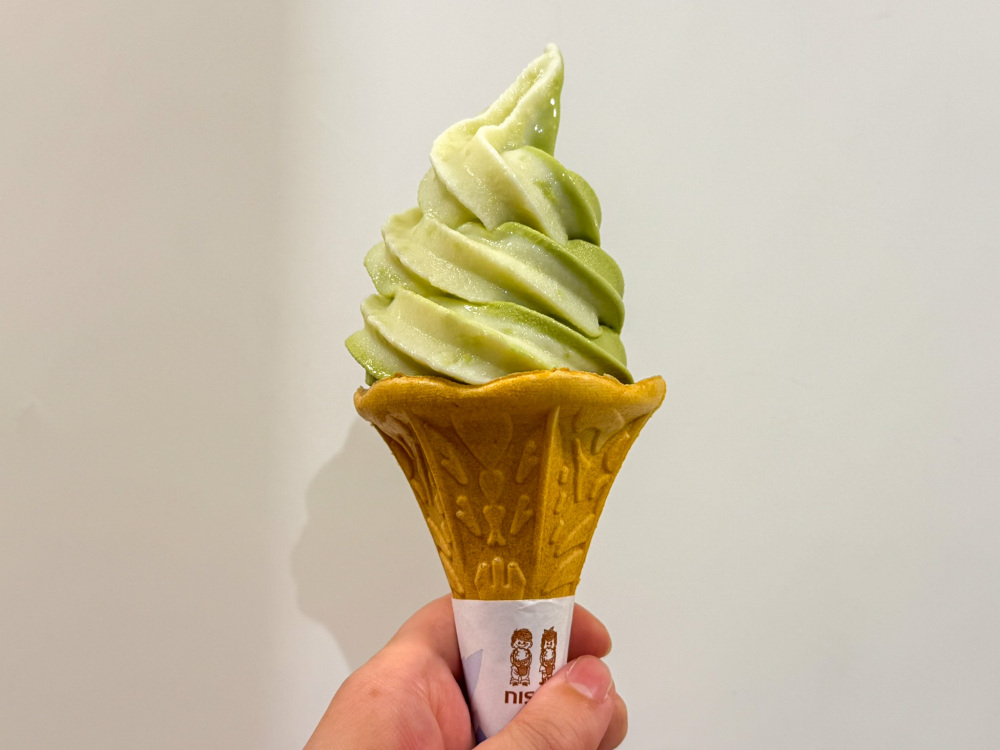 ソフトクリームの1番人気はずんだ味。写真は抹茶＆ずんだのミックス