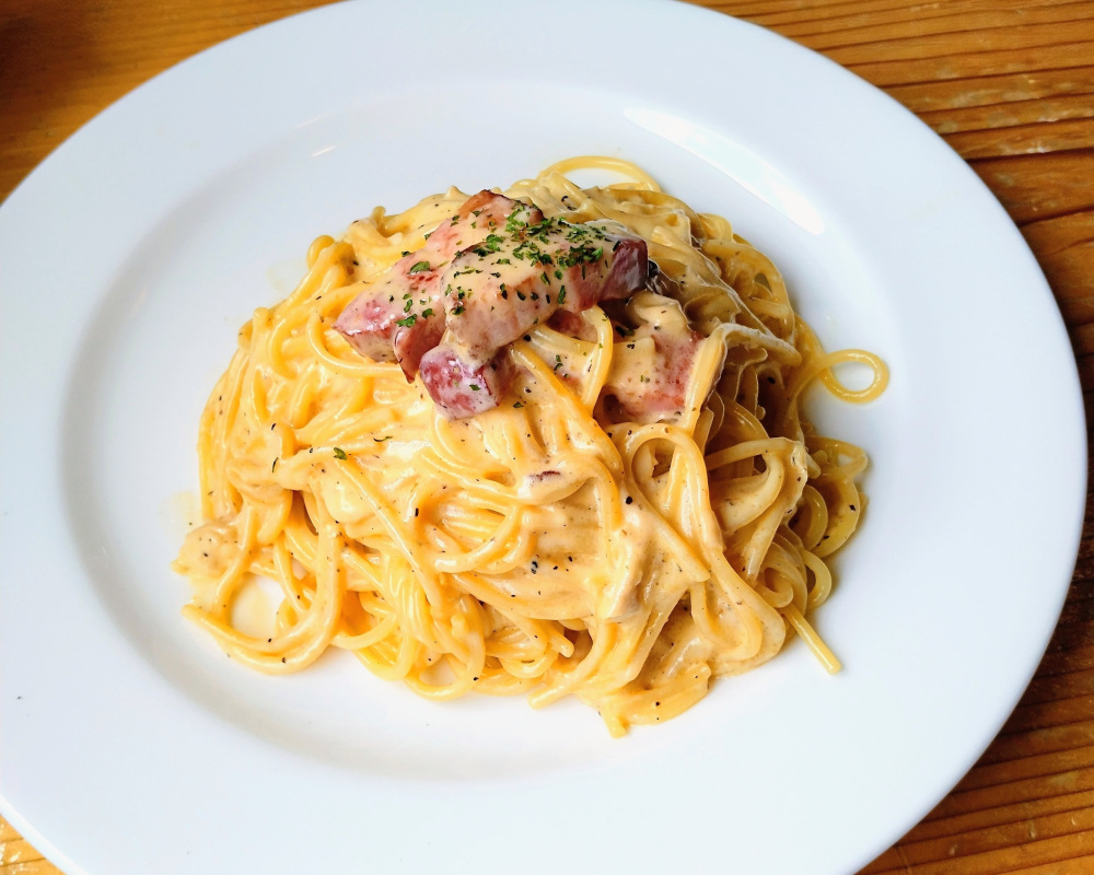 濃厚風味の麹チーズで作る「蔵ボナーラ」