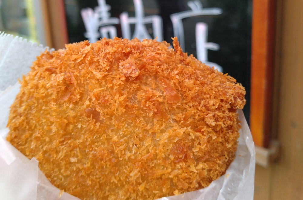 大八精肉店の「仙台黒毛和牛の里いもコロッケ」は中がとろり、衣は昔ながらのしっかり食感。