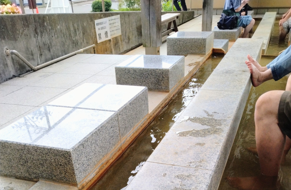 食べ歩きの途中、足湯でひとやすみも。寒い時期には食べ歩きの強い味方。