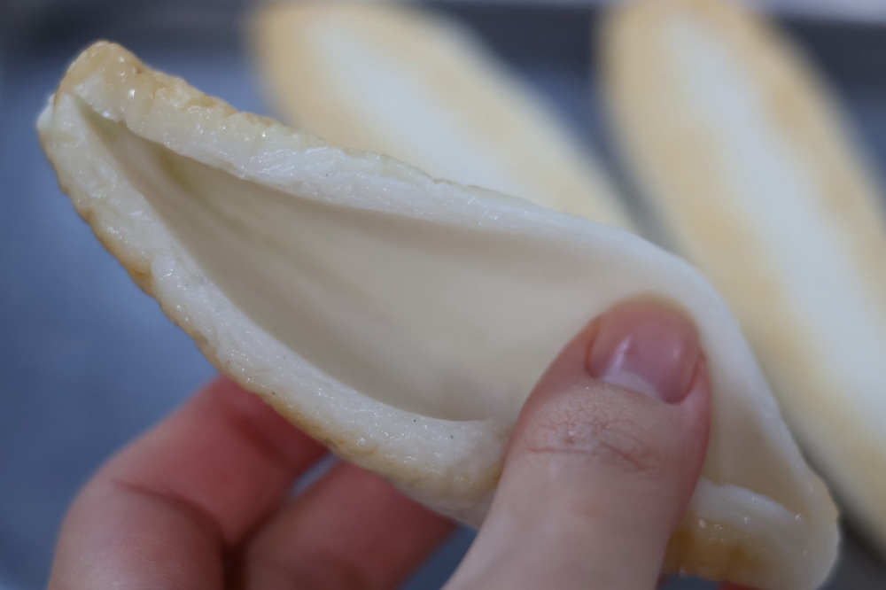 笹かまぼこは、完全に切り離さないように注意しながら包丁で開きます。