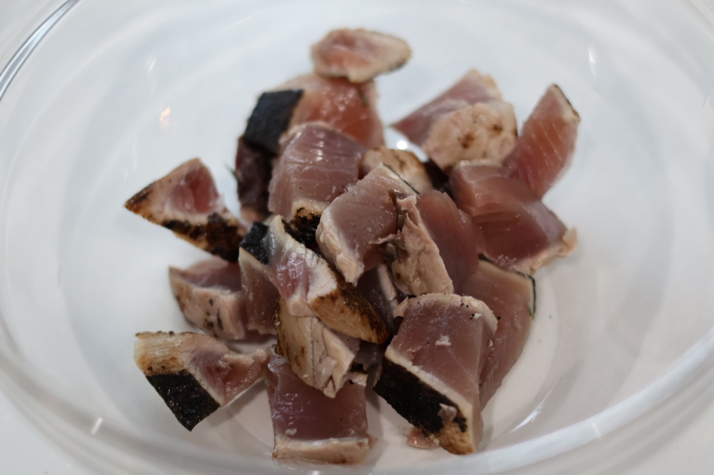 カツオのたたきは、ドリップを拭いてから切りましょう。