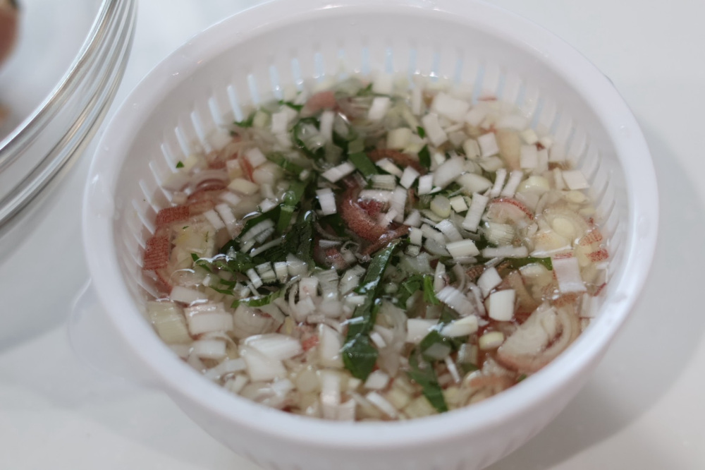 刻んだ薬味類は、まとめて水にさらせば洗い物も少なく楽ちんです！