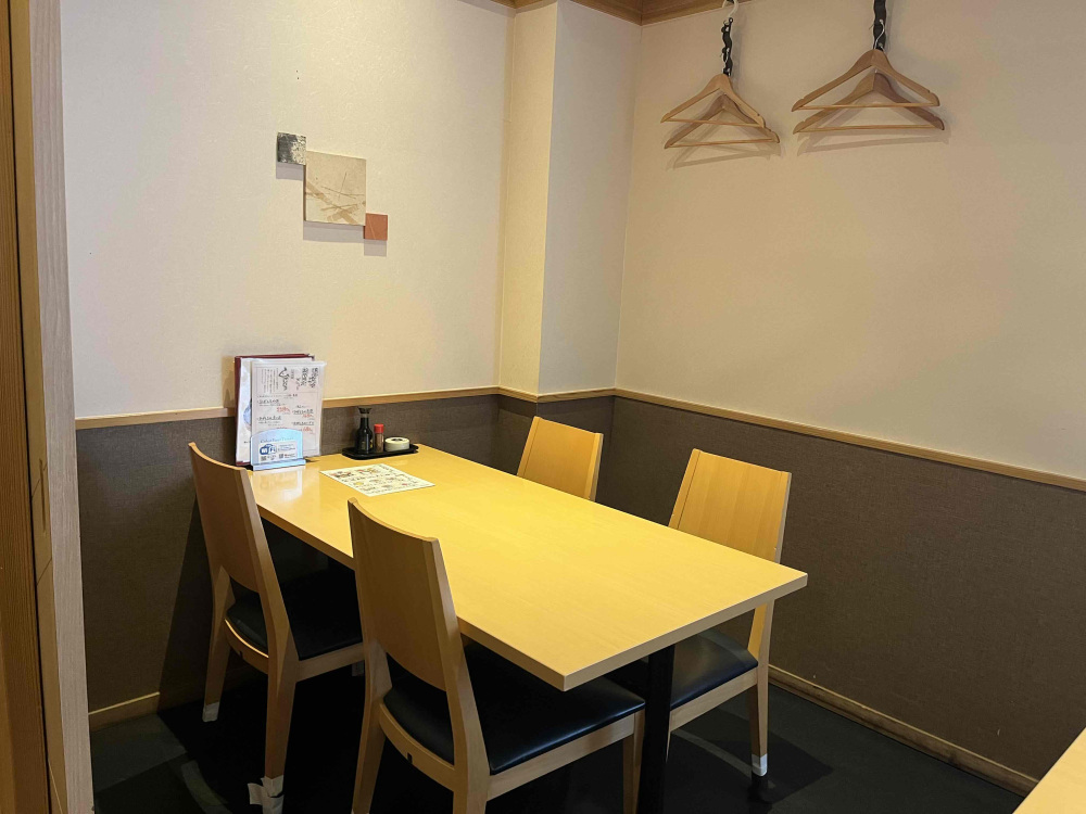 テーブル席、掘りごたつ席がありゆったり寛げます。。