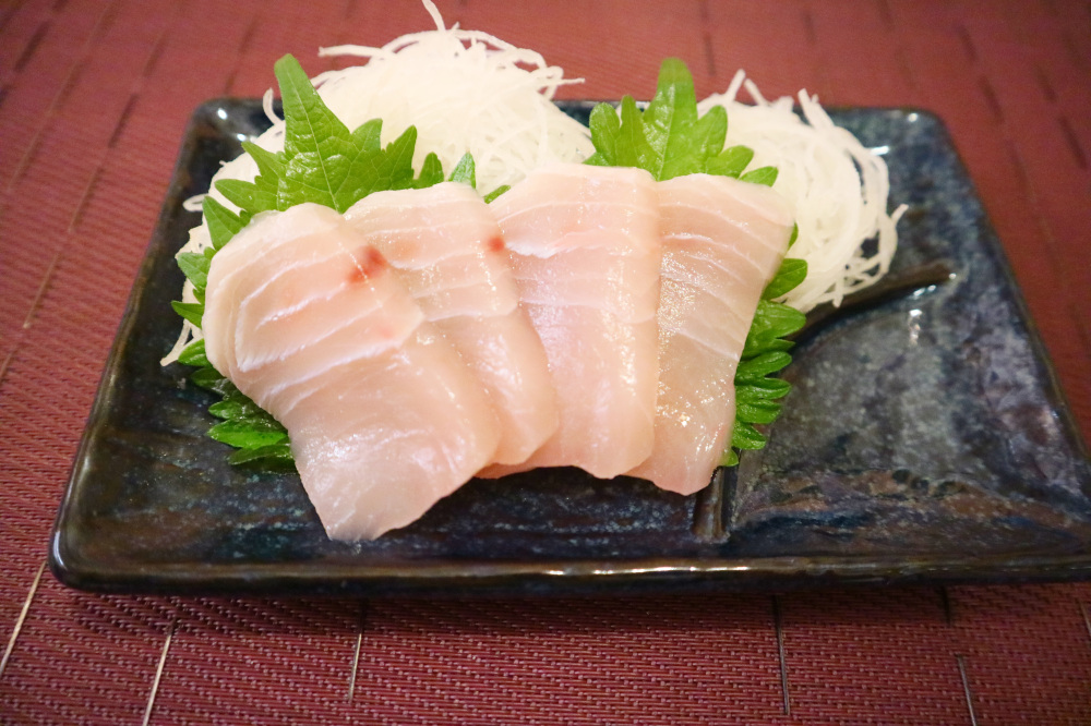 メカジキの刺身はもっちりとした食感が特徴