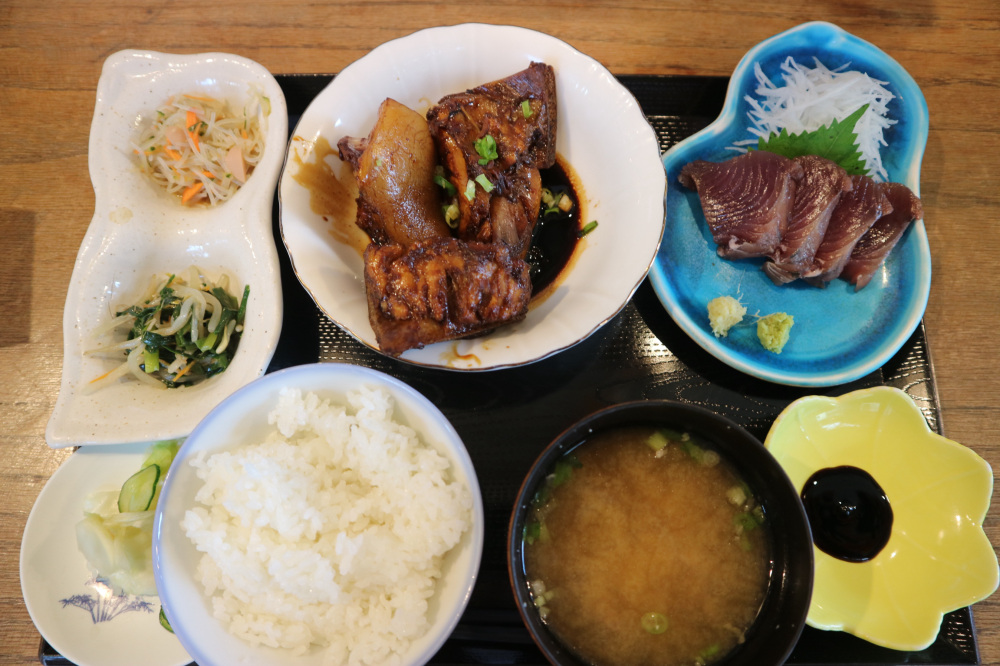 魚のアラが入った味噌汁で心も体もほっこり。ごはんの量は大・中・小から選べます