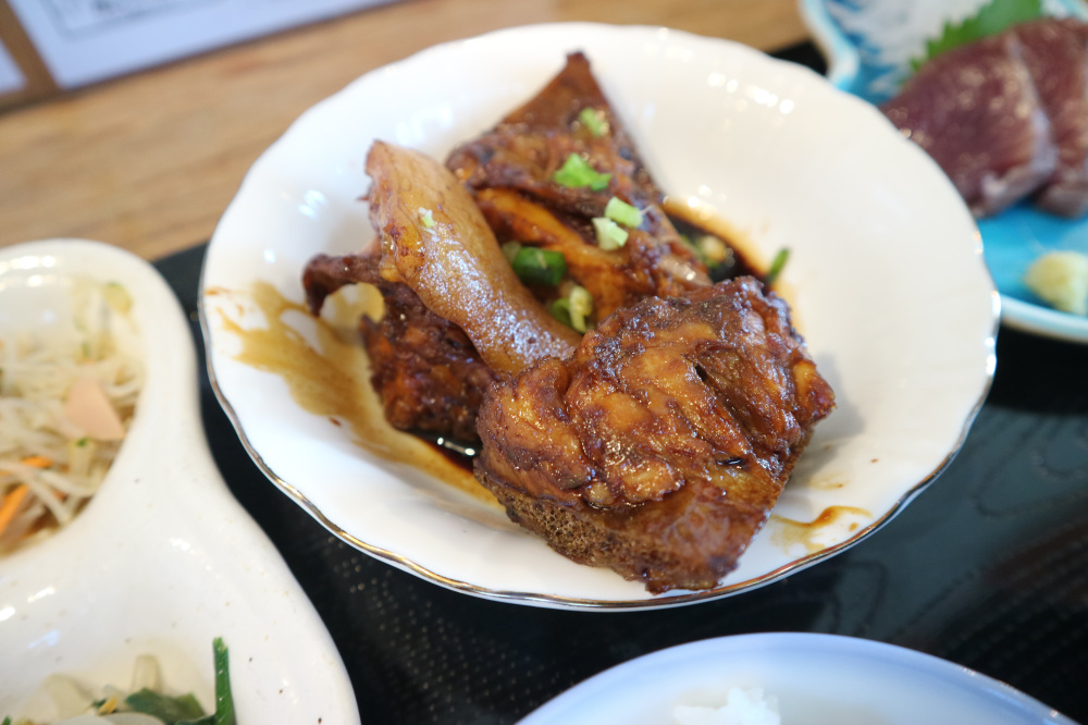 脂がのったメカジキのカマ煮は、まるで角煮のような見た目