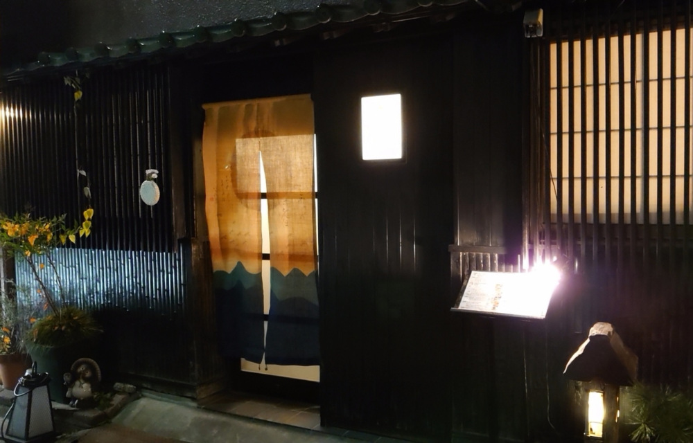 大人の隠れ家というような落ち着いた店構え。