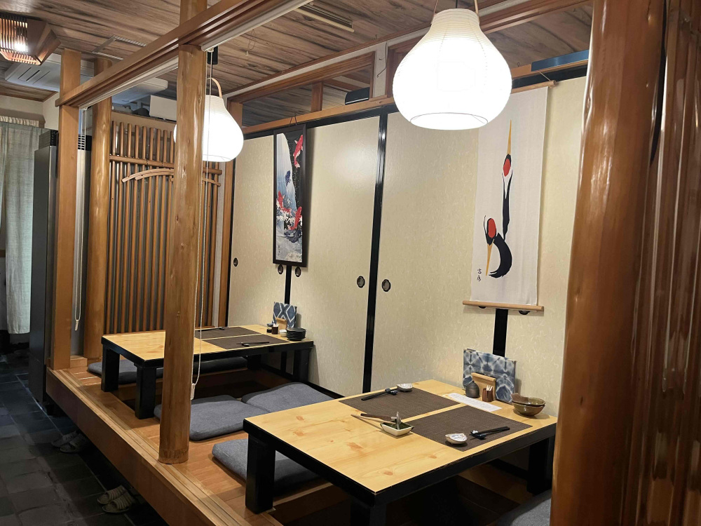 ゆったり過ごせる掘りごたつ席。