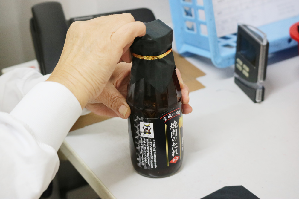 紙蓋も一つひとつ手作業で。検品しながら丁寧に仕上げていく