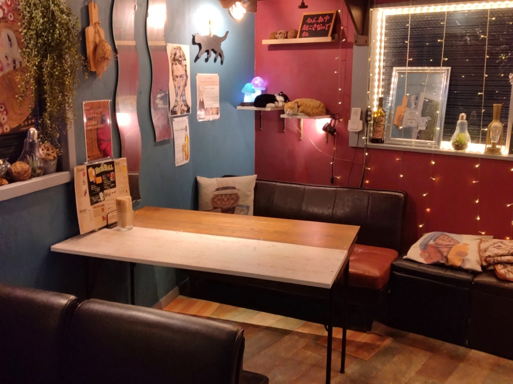 BGMが優しく落ち着ける2階テーブル席①