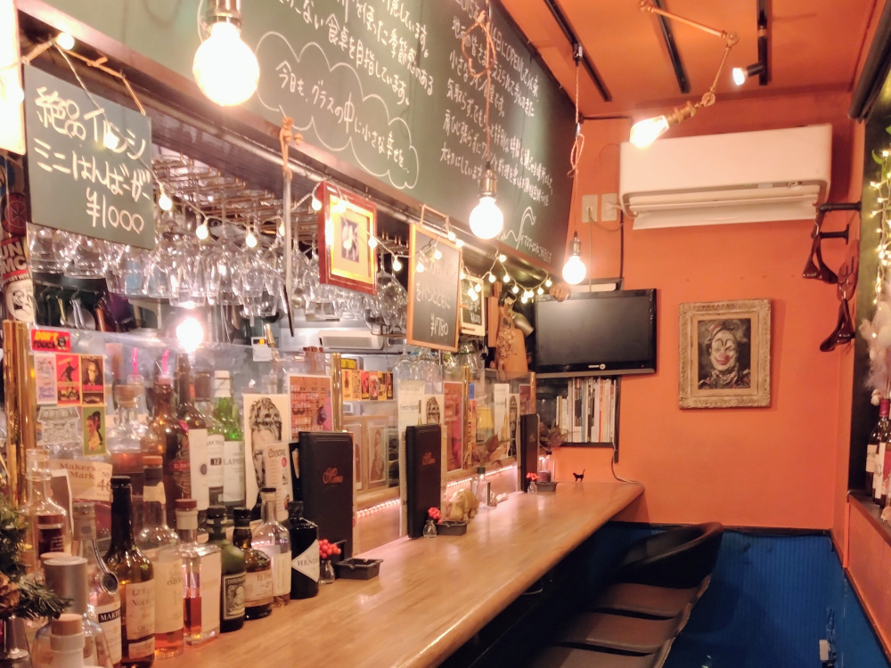 おひとり様に人気の1階カウンター席