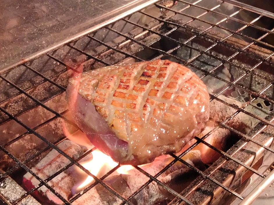炭火で優しくじっくりと焼き上げ