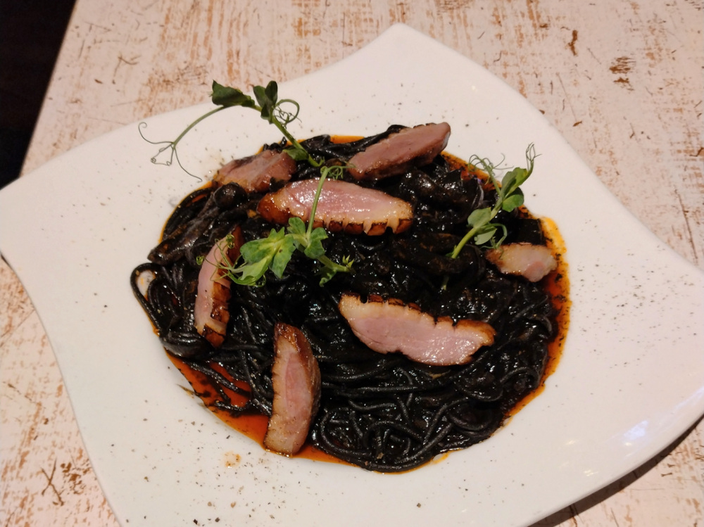 鴨が迷い込んだイカスミの森パスタ