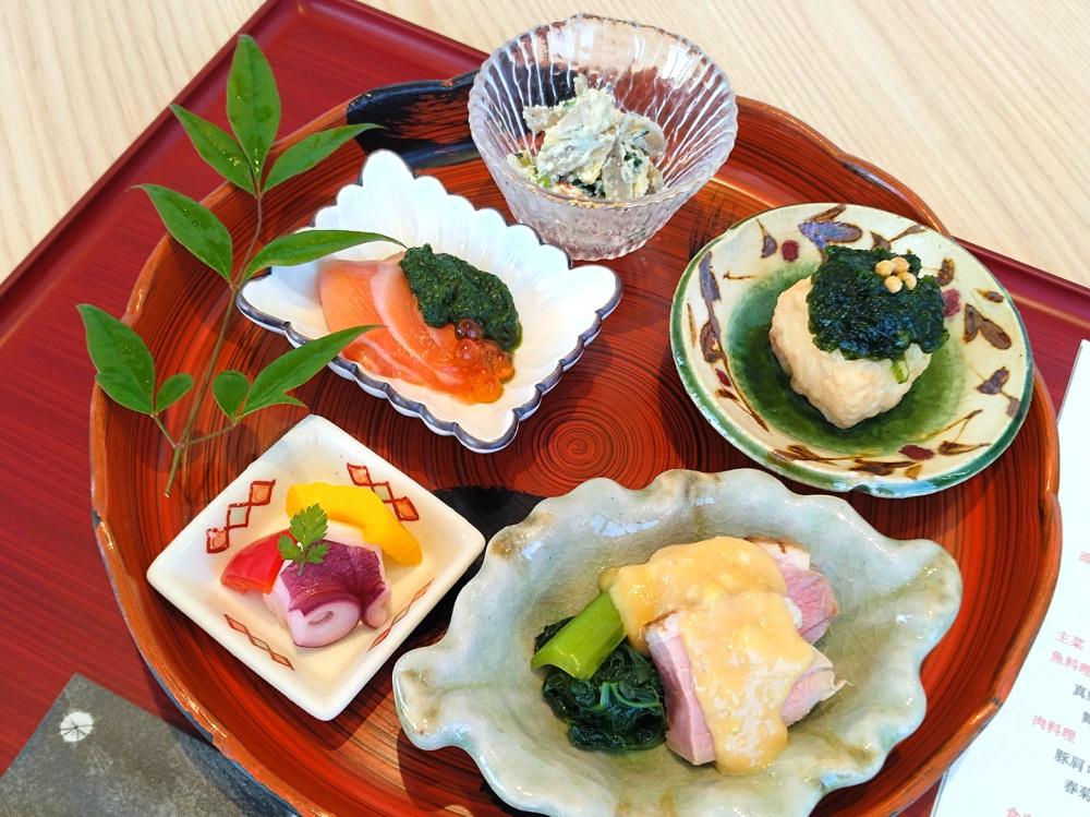 今回の八寸は、栗と秋野菜の白和え、海老真薯生青のりぶぶあられ、サーモンのルッコラ醤油掛け、蛸と2色パプリカの甘酢漬けセルフィーユ、合鴨ロース雪菜南蛮味噌