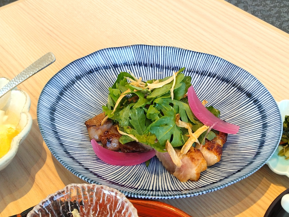今回の主菜(お肉)は、豚肩ロース肉の西京焼き 春菊と牛蒡和え 赤玉葱