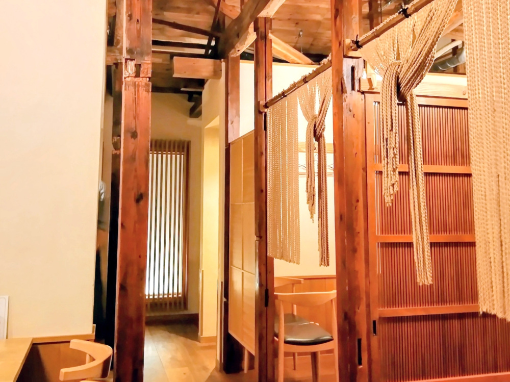 木の温もりを感じる店内２階