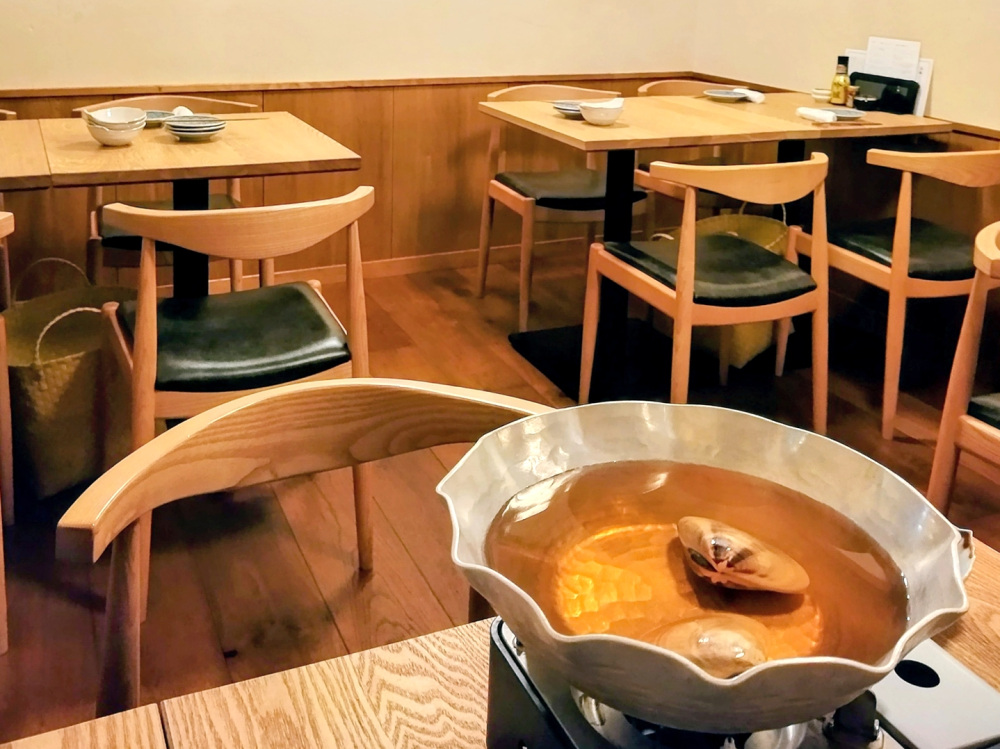 落ち着いた雰囲気の2階テーブル席