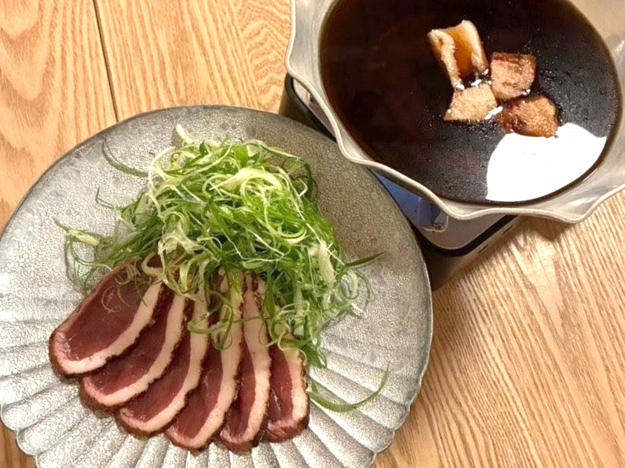 ほどよい厚みの野田鴨ロースとシャッキリネギのしゃぶしゃぶ