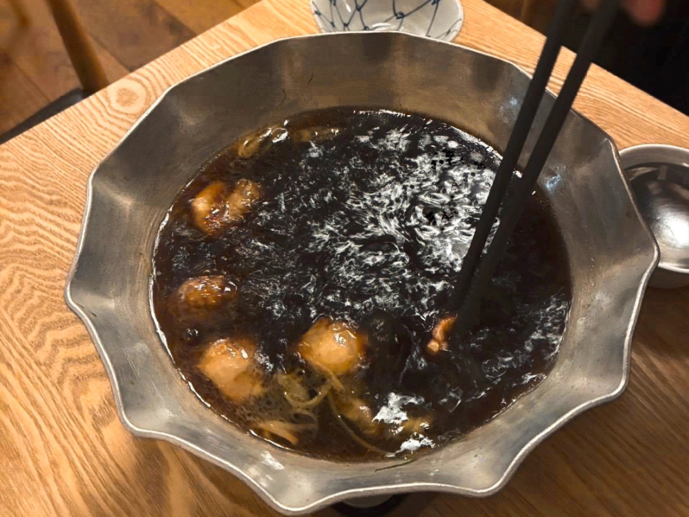 見た目とは違って優しい甘みとコクがある飲み干したいスープ