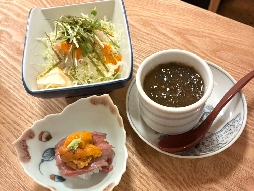 生うに小鉢ごはん、ラクレットチーズ入り茶わん蒸し(青海苔餡)、カニサラダ