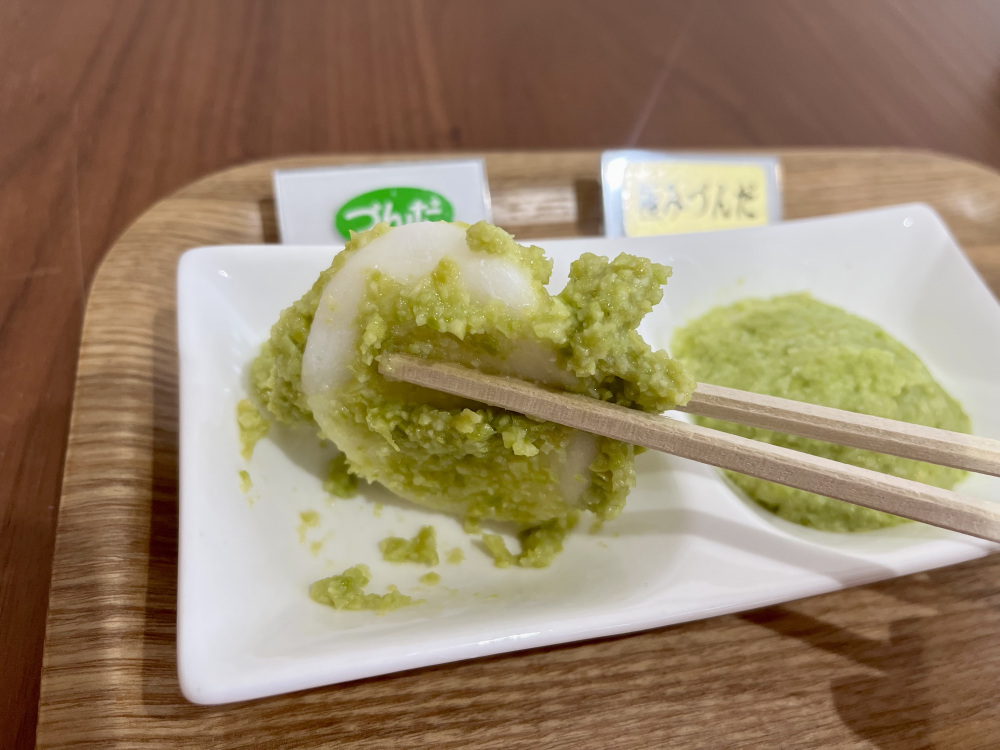 まずは「づんだ」から。枝豆の風味や食感がたまりません!粒々食感がありながらも滑らかなづんだ餡。お餅はもっちり柔らかです。