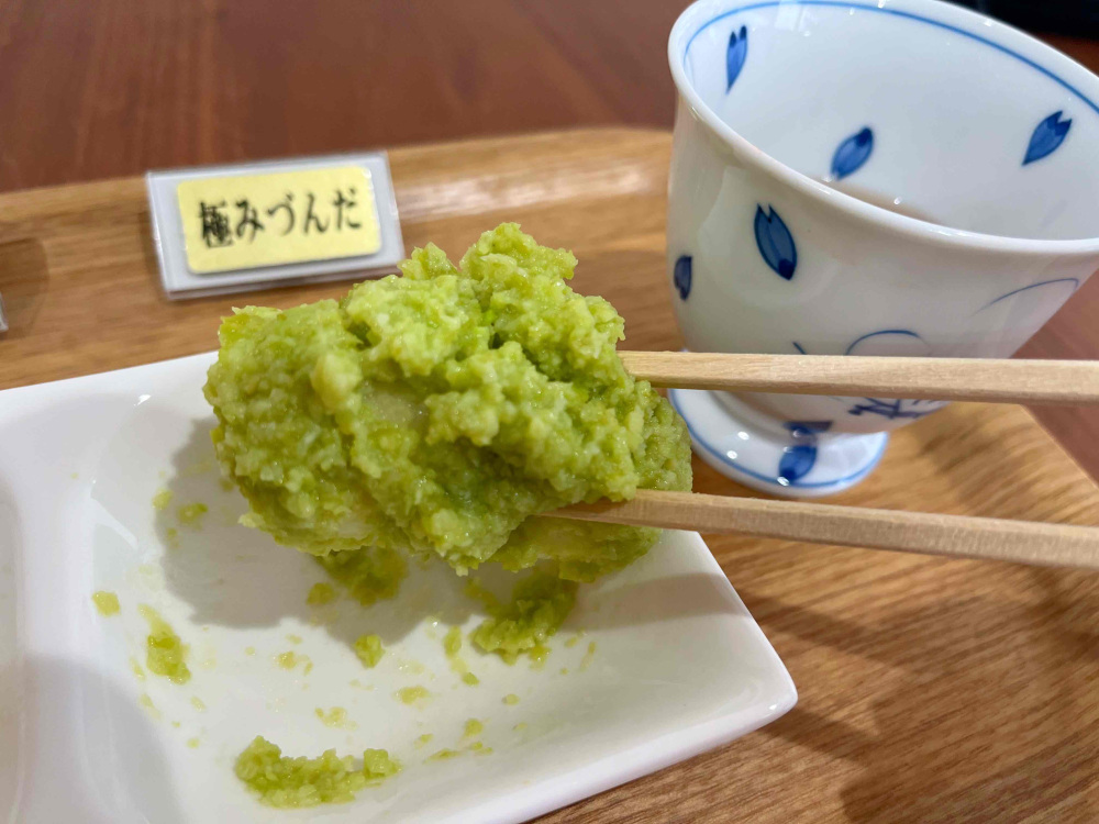 「極みづんだ」は意外にもさっぱり!枝豆そのものをダイレクトに感じられます。どちらも本当においしいのですが…しいて言えば「極みづんだ」でしょうか。いや、どちらも大好きです!仙台に来たら絶対に外せないづんだ餅です!