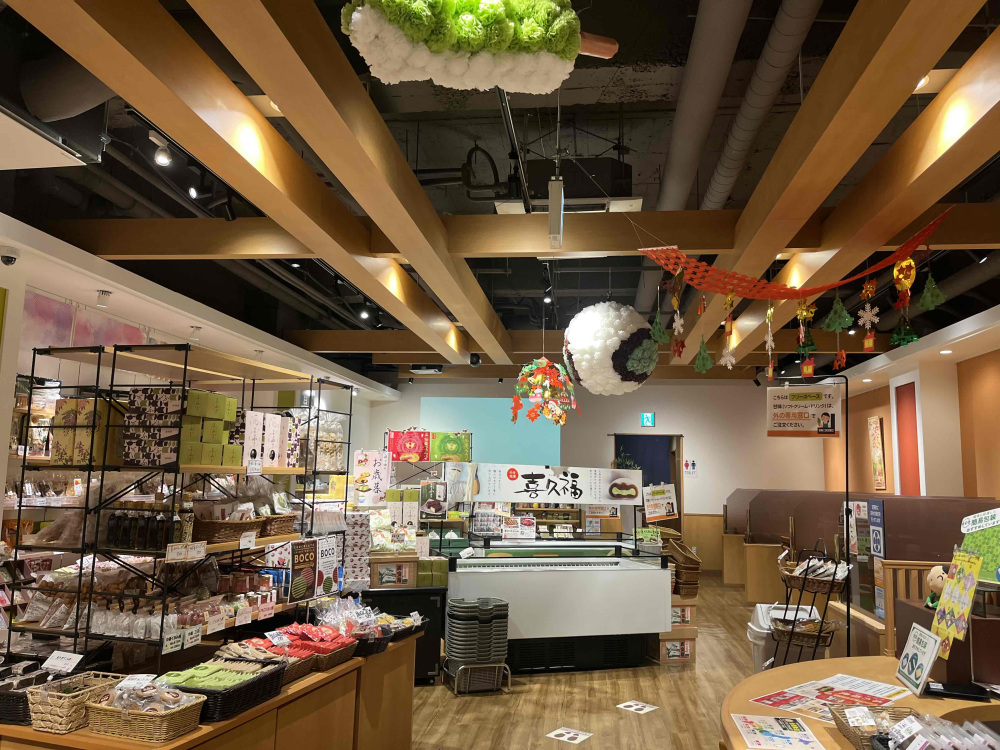 大きなずんだ団子や喜久福が吊るされています。かわいい!