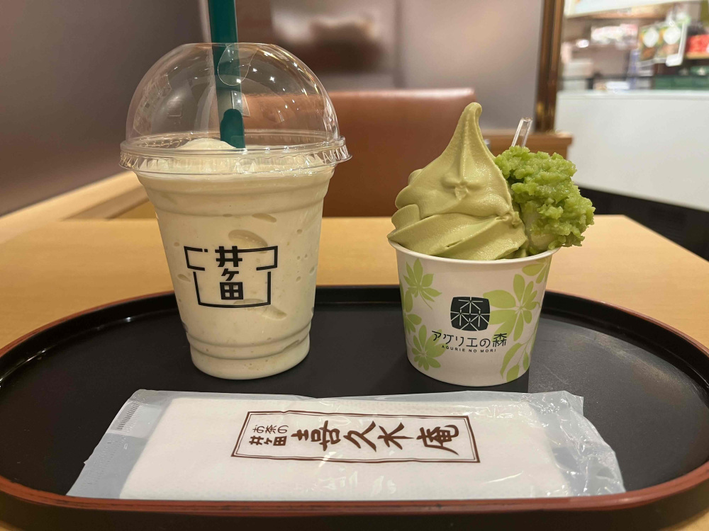 優しい黄緑色のシェイク。パフェにはずんだ餅が乗っています。