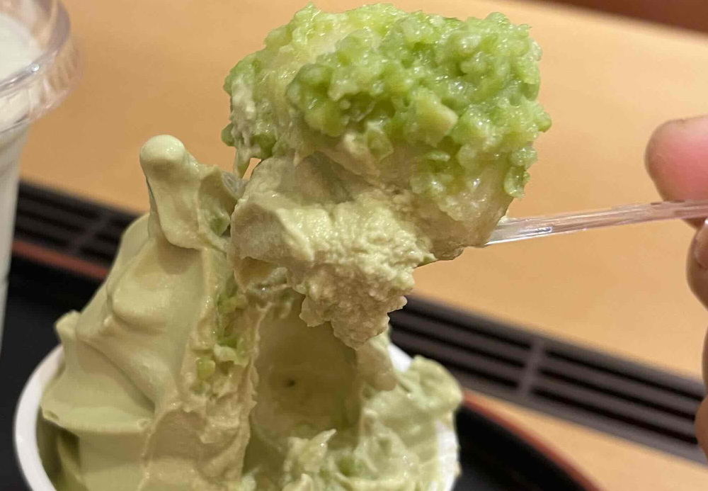 抹茶ソフトとずんだ餅がよく合います。お餅は柔らかく、ずんだ餡は粒々感がしっかり!